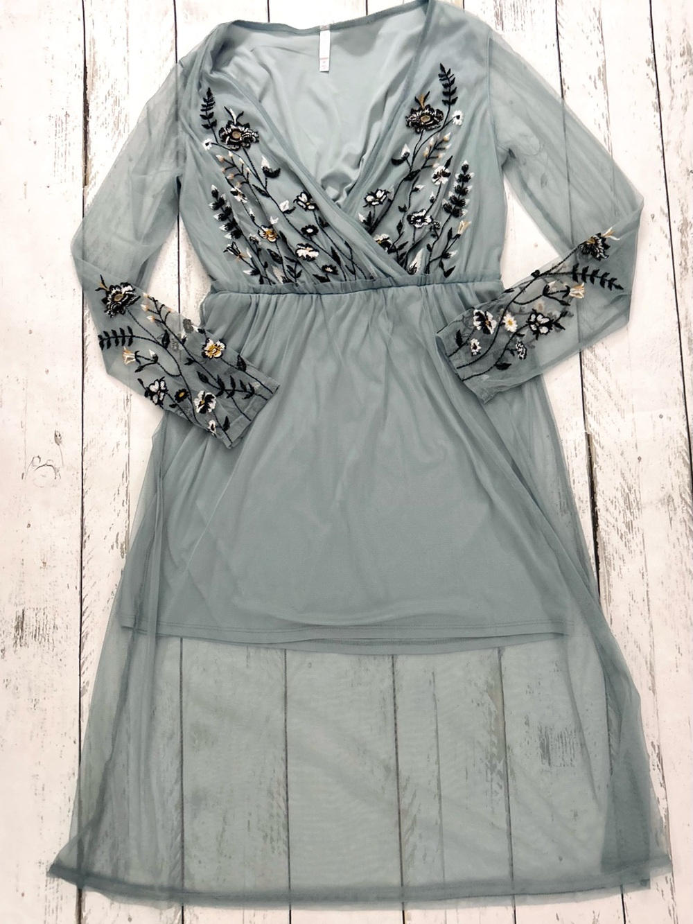 Sz M Xhilaration Light Sage Embroidered Mesh V-Neck Long Sleeve Dress